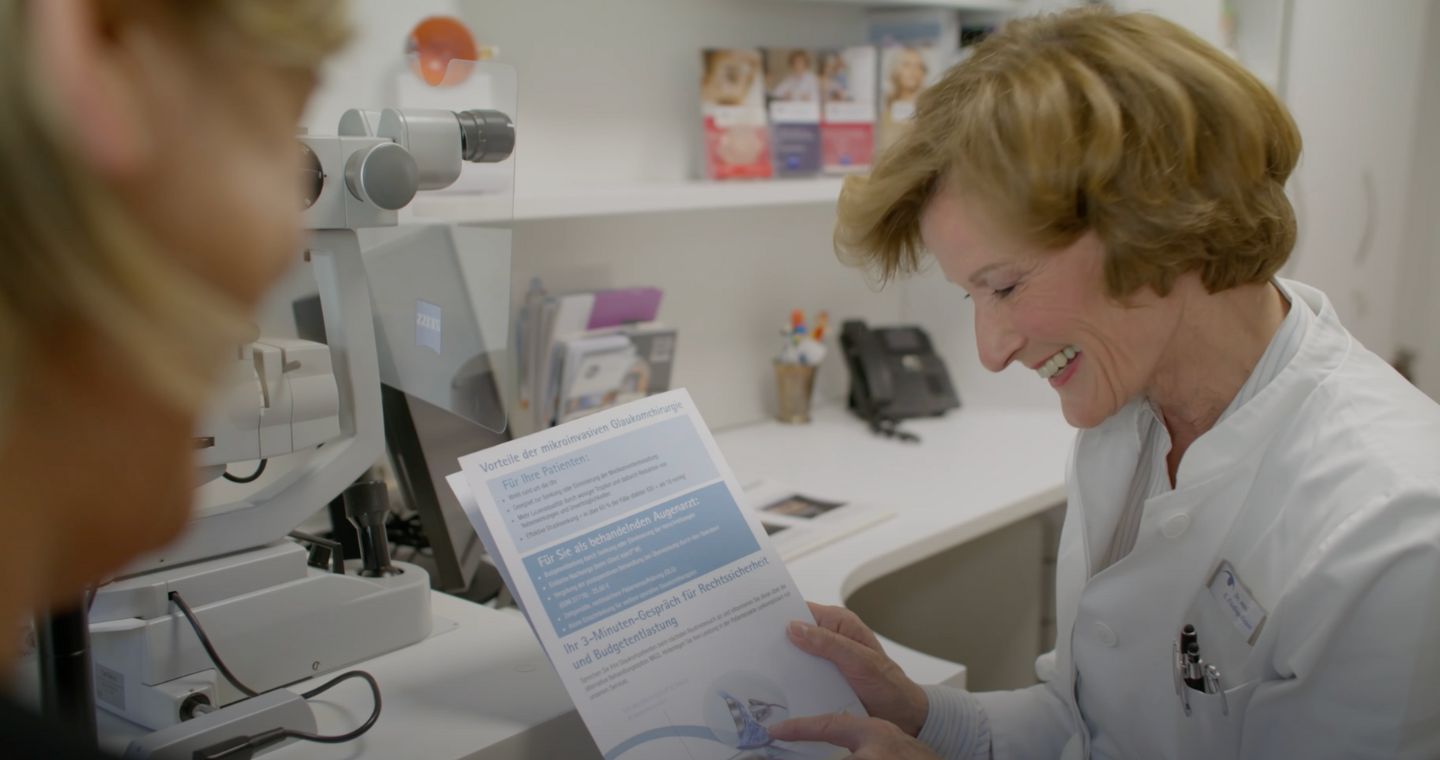 Augenarzt mit Patient in der Praxis